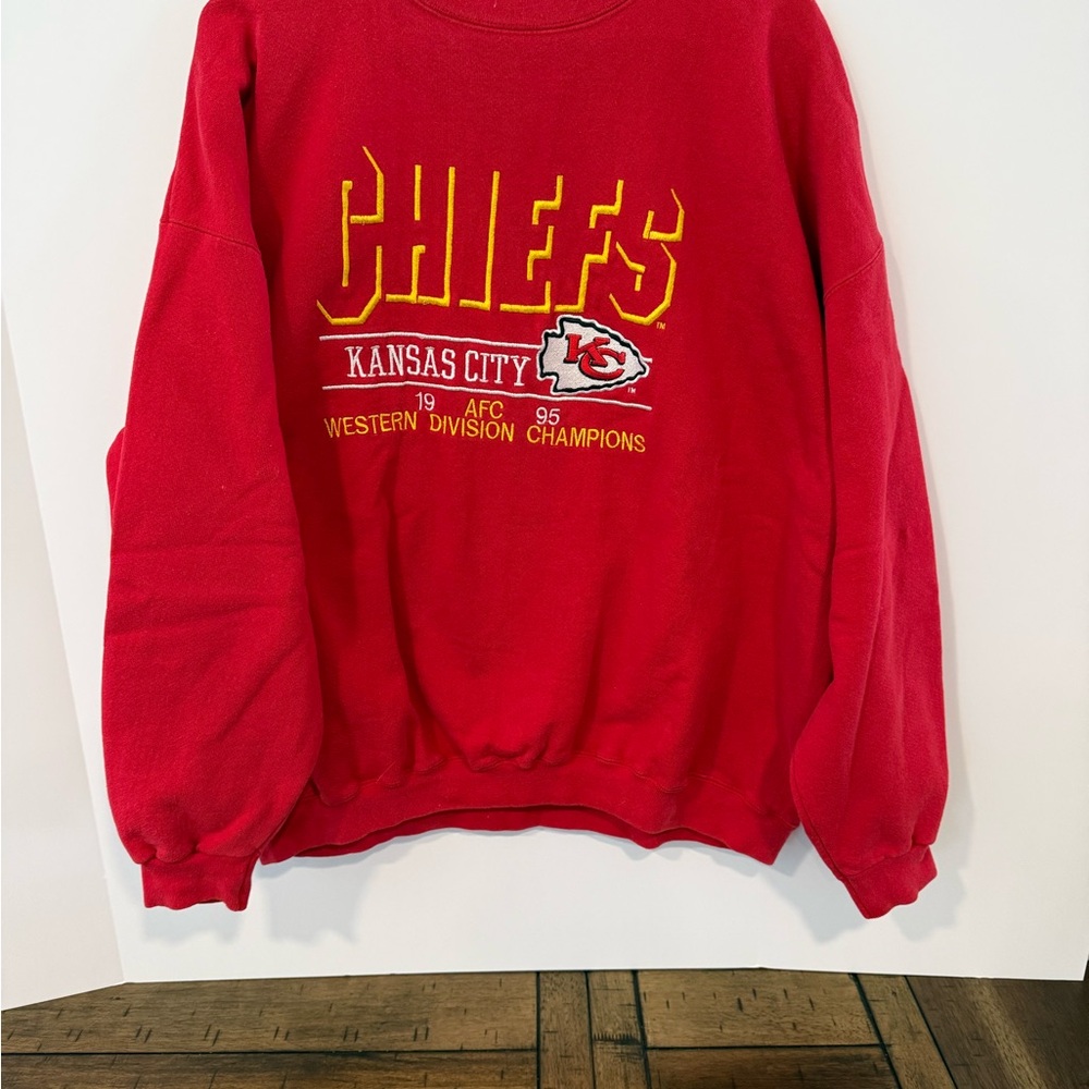 Logo Athletic Red Chiefs Graphic Crewneck Sweatshirt
